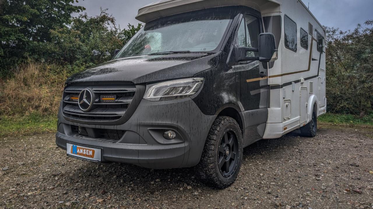 Euralight Kühlergrill Kit passend für Mercedes-Benz Sprinter 907/910 (2018-2024) inkl. 2x LED-Fernscheinwerfer 8" Black Penta