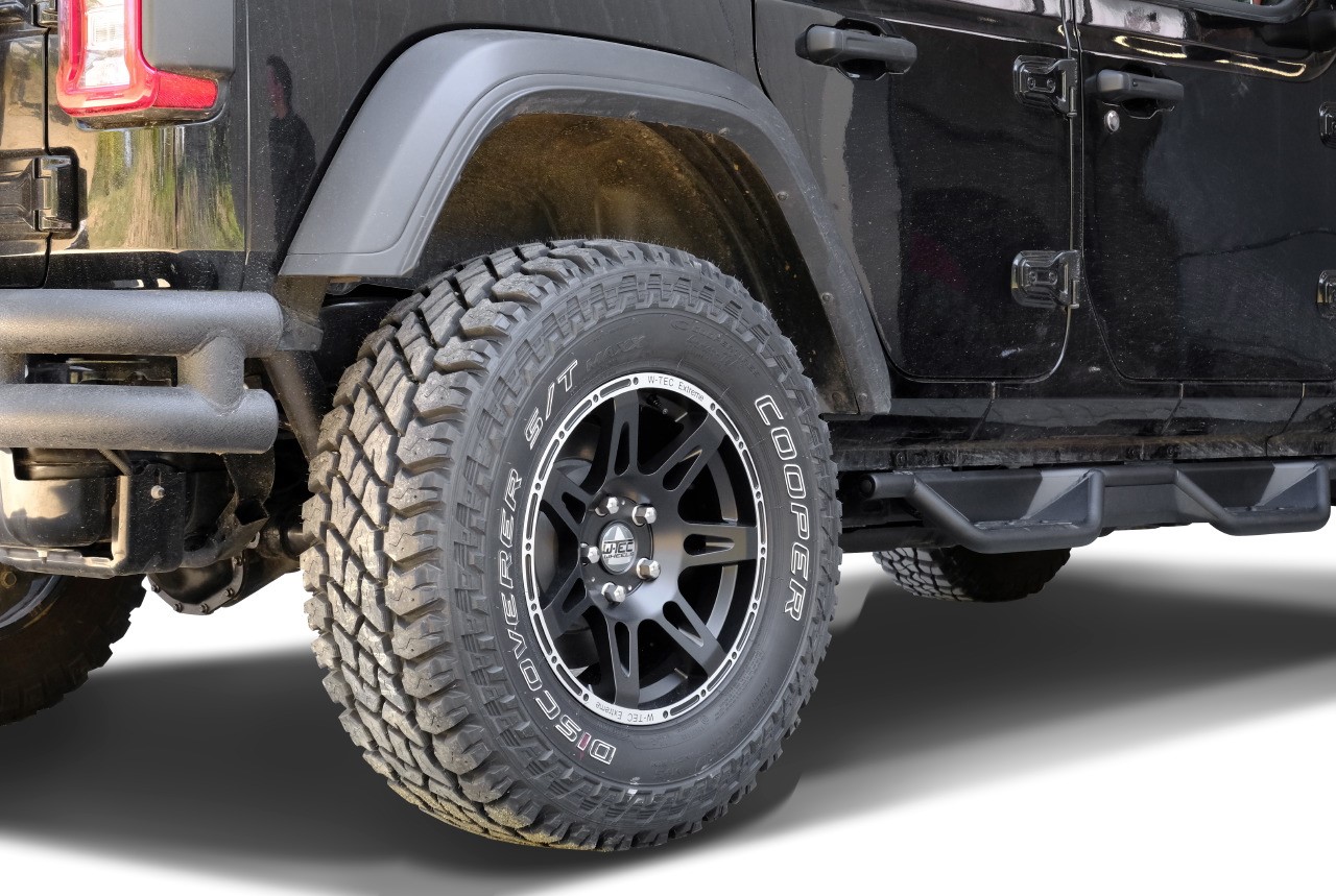Hoch hinaus und große Füße - neue Optik für Jeep Grand Cherokee  Dieser  Jeep Grand Cherokee mit Trail-Master Höherlegung, W-TEC Felgen, BF-Goodrich  Reifen und frischem RDKS ist nun auf großem Fuße