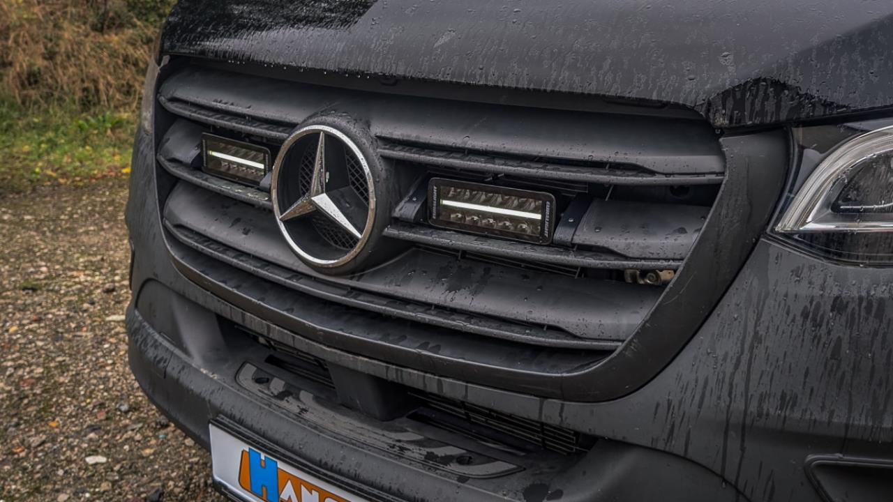 Euralight Kühlergrill Kit passend für Mercedes-Benz Sprinter 907/910 (2018-2024) inkl. 2x LED-Fernscheinwerfer 8" Black Penta