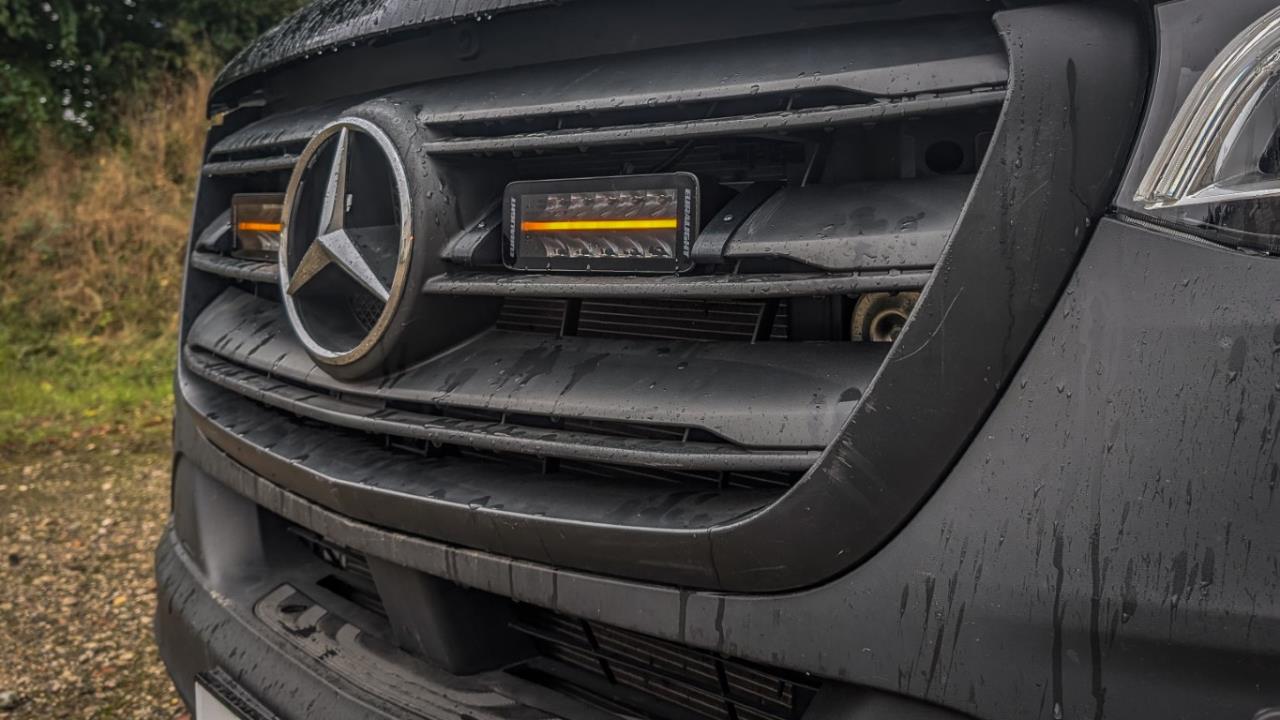 Euralight Kühlergrill Kit passend für Mercedes-Benz Sprinter 907/910 (2018-2024) inkl. 2x LED-Fernscheinwerfer 8" Black Penta